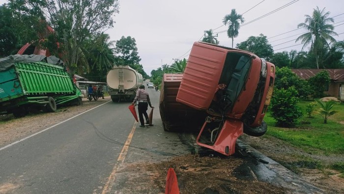 Satlantas Polres Pelalawan bergerak cepat mengurai kemacetan imbas kecelakaan dua unit truk.