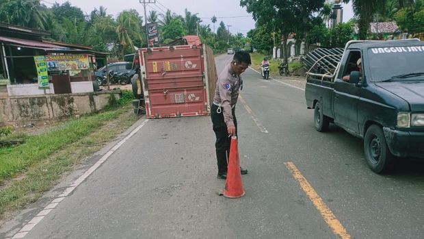 Satlantas Polres Pelalawan bergerak cepat mengurai kemacetan imbas kecelakaan dua unit truk.