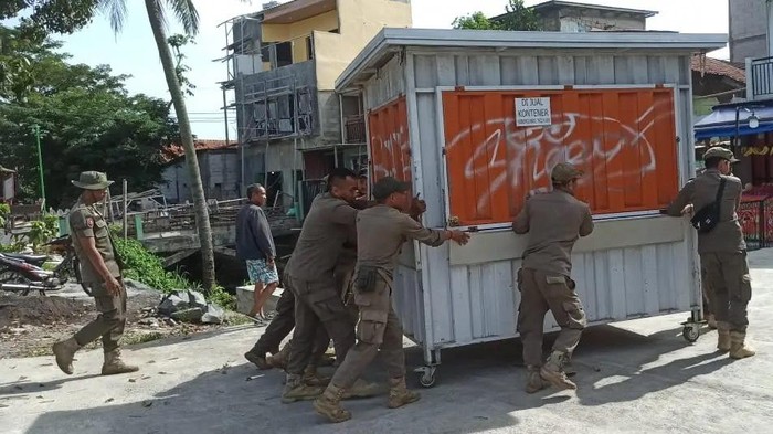 Satpol PP tertibkan bangunan liar di Citayam Depok