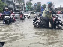 Jalan Depan Kampus USU Banjir Bak Lautan, Banyak Kendaraan Mogok