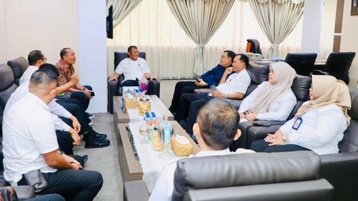 Sekda Kota Batam, Firmansyah, menerima audiensi BPJS Ketenagakerjaan Cabang Batam di ruang kerjanya, Kantor Wali Kota Batam. (Foto: Diskominfo Batam)