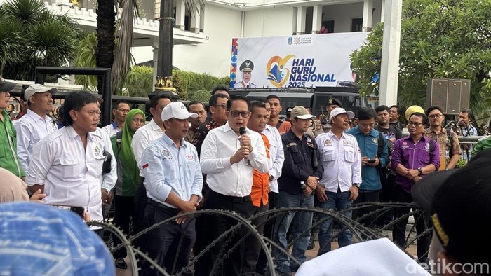 Sekdaprov Jatim Terima Aspirasi Buruh soal Kenaikan UMP 2025