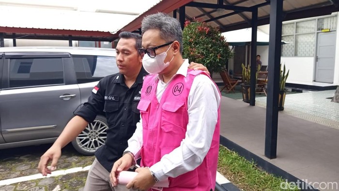 Seorang PNS di lingkungan Pemkot Magelang, Ratri Setiadi Kusumo (48) ditahan Kejari Kota Magelang atas dugaan korupsi pengadaan APAR, Kamis (27/11/2025).