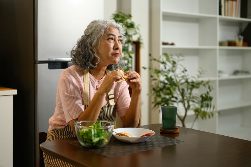 Sering Makan Sendiri? Peneliti Ungkap Risikonya bagi Kesehatan Kaebiasaan makan sendiri bisa memiliki efek samping bagi kesehatan, termasuk pada kesehatan fisik seseorang.