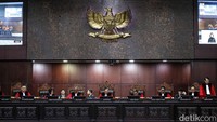 Perkara berikutnya adalah 196/2025 mengenai usulan penambahan Badan Eksekutor Konstitusi guna memastikan tindak lanjut putusan MK. Majelis menyatakan gagasan tersebut bukan ranah pengujian undang-undang, melainkan kebijakan yang harus dibahas oleh pembentuk undang-undang. Permohonan pun ditolak.