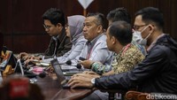 Dalam perkara 190/2025 mengenai pembatalan izin usaha pertambangan untuk perguruan tinggi, pemohon meminta agar kampus dilarang menerima konsesi pertambangan. Namun MK berpendapat dalil gugatan tidak memiliki kedudukan hukum (legal standing), sehingga tidak dapat diterima.