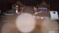 Selanjutnya, MK membacakan putusan untuk perkara 194/2025 mengenai pembatasan masa jabatan ketua partai politik maksimal dua periode. Pemohon berpendapat pembatasan perlu dilakukan untuk mencegah konsentrasi kekuasaan. Namun, MK menegaskan bahwa pengaturan internal partai merupakan domain pembentuk undang-undang dan organisasi partai itu sendiri. Permohonan pun tidak diterima.