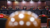 Suasana sidang putusan di Mahkamah Konstitusi di Jakarta, Kamis (27/11/2025). Sidang yang berlangsung di Ruang Sidang Pleno MK itu menjadi perhatian luas karena seluruh perkara menyentuh isu-isu strategis di ranah politik, keamanan, hingga tata kelola pemerintahan.