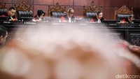 Perkara pertama yang diputus adalah nomor 199/2025 terkait permohonan masyarakat untuk memberhentikan anggota DPR melalui mekanisme tertentu. Majelis menilai dalil pemohon tidak beralasan menurut hukum, sehingga permohonan dinyatakan tidak dapat diterima.