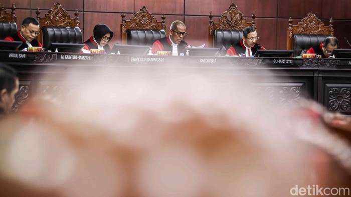 Suasana sidang putusan di Mahkamah Konstitusi di Jakarta, Kamis (27/11/2025). Mahkamah Konstitusi menggelar sidang pengucapan putusan terhadap tujuh perkara penting yang diajukan berbagai pemohon pada Kamis, 27 November 2025.