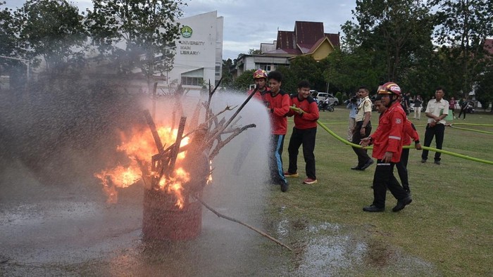 Simulasi pemadaman karhutla di Kampus Unri. (Foto: Dok PT Arara Abadi)