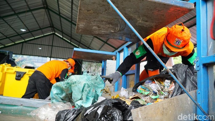 TPS3R “Sinergi Bersih” di Lenteng Agung diresmikan pada Kamis (27/11/2025). Fasilitas ini memperkuat upaya pengelolaan sampah berkelanjutan di Jakarta.