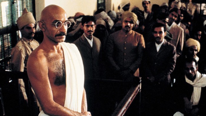 Sir Ben Kingsley saat tampil di Gandhi (1982).