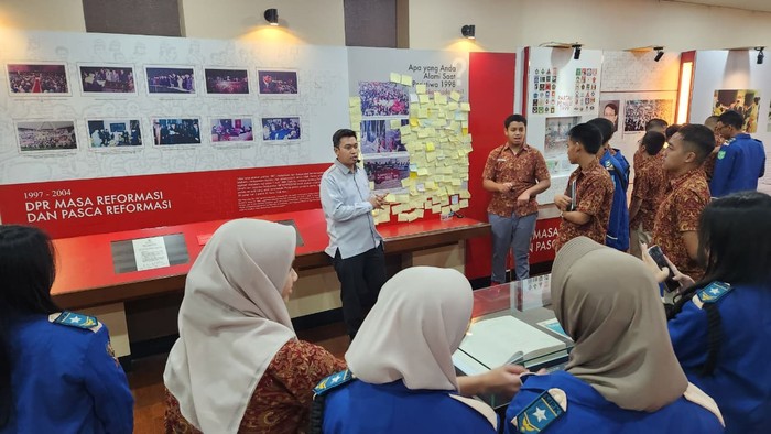 Siswa SMA Labschool Ciracas belajar demokrasi di Gedung Parlemen RI