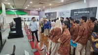 “Kegiatan ini dimotori oleh MPK (Majelis Perwakilan Kelas) sebagai sarana belajar kehidupan. Di ruangan inilah kebijakan dan aturan dimusyawarahkan. Anak-anak kita harus melihat proses ini agar mereka tumbuh sebagai generasi yang tidak hanya memahami demokrasi, tetapi kelak mampu memimpinnya. Siapa tahu, dari perjalanan hari ini lahir Ketua DPR, menteri, bahkan perumus undang-undang masa depan bangsa,” ujar Kepala SMA Labschool Ciracas, Risang Danardana L. Foto: (Dokumentasi SMA Labschool Ciracas)