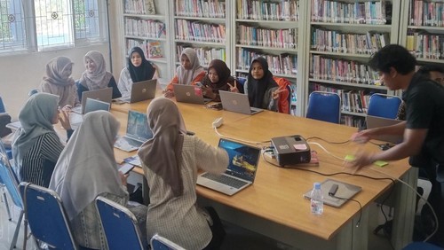 Siswi, mahasiswi, dan perempuan yang mengikuti pelatihan program markoding digital hub di kantor Dinas Perpustakaan dan Arsip Daerah Kabupaten Bima, Kamis, (27/11/2025). (Dok. Rafiin/detikBali)