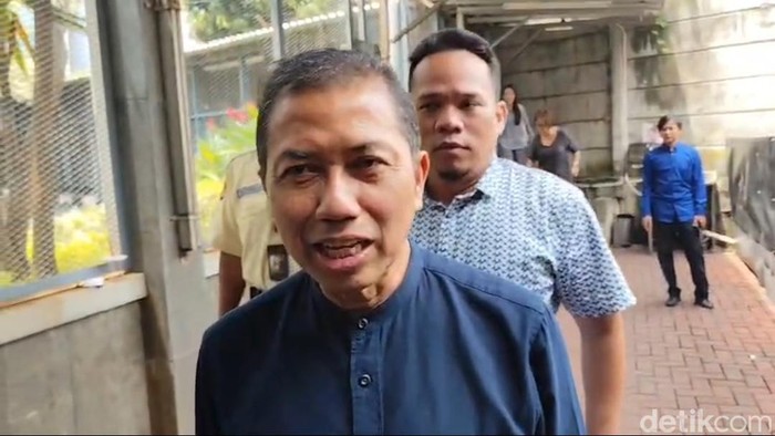 Suami dari mantan Dirut ASDP Ira Puspadewi, Zaim Uchrowi, mendatangi Rutan KPK Merah Putih. (Kurniawan Fadilah/detikcom)