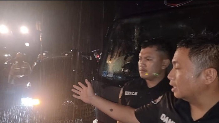 Suasana Jalinsum yang menghubungkan antara Tarutung - Sipirok terputus akibat tertutup material longsor. (dok. Tanggapan layar)