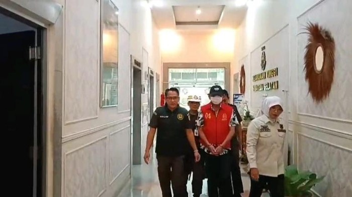 Tersangka Dasril digiring ke  mobil tahanan Kejati Sumsel