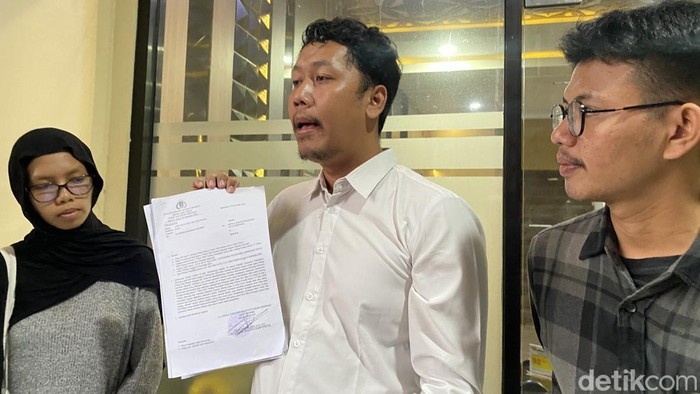 Tim Hukum Suara Aksi, Nasrul Dongoran (tengah) dan Bagas Budi Santoso (kanan) di Porestabes Semarang, Kecamatan Semarang Selatan, Kamis (27/11/2025).