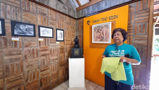 Pengelola Museum Taman Tino Sidin, Panca Takariyati (60) saat menunjukkan karya Tino Sidin berjudul 'Anak dan Burung' dan Jaka Tarub'.