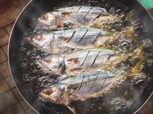 Tips Menggoreng Ikan Tanpa Minyak Meletup, Masak Lebih Aman