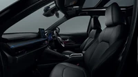 Sementara itu, interiornya melanjutkan tema gelap dengan banyak bagian, termasuk jok, yang menerima lapisan hitam.  Foto: Dok. Toyota Thailand