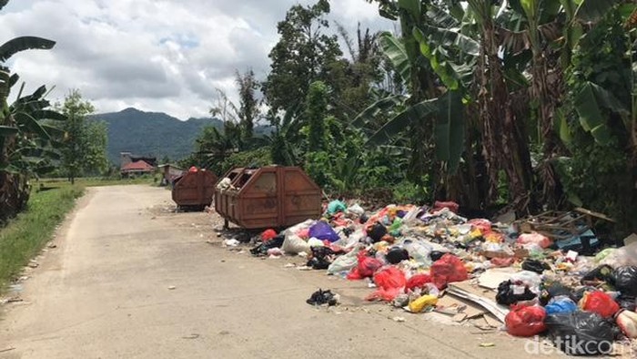 Tumpukan sampah di jalan raya Kota Palopo.