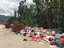 Sampah Menumpuk di Jalan Raya Palopo Timbulkan Bau Menyengat