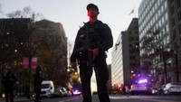 Kepolisian Washington mengatakan mereka telah menangkap seorang tersangka setelah dua tentara Garda Nasional ditembak beberapa blok dari Gedung Putih. Tersangka sudah ditahan. REUTERS/Mike Ryan