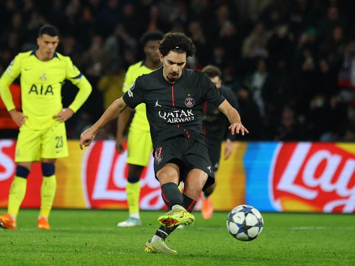 Soccer Football - UEFA Champions League - Paris St Germain v Tottenham Hotspur - Parc des Princes, Paris, France - November 26, 2025 Paris St Germain's Vitinha scores their fifth goal from the penalty spot to complete his hat-trick REUTERS/Sarah Meyssonnier