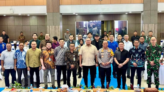 Wakil Ketua Komisi VI DPR RI Andre Rosiade memimpin rakor Pendistribusian dan Ketersediaan Bahan Bakar Minyak Menghadapi Natal 2025 dan Tahun Baru 2026 di Mapolda Sumbar. (Dok. ist)