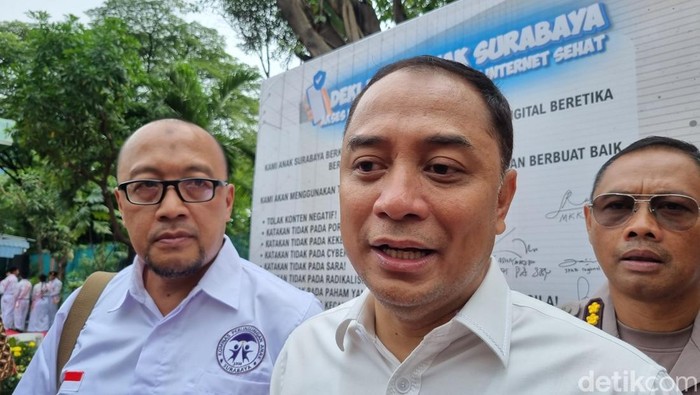Walkot Eri Cahyadi usai Deklarasi Anak Surabaya Digital Aman dan penandatanganan Tri Darma Digital secara serentak di Surabaya.