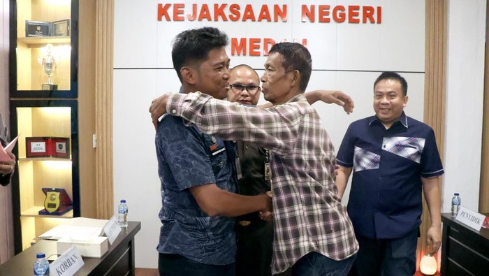 Warga bernama Mawardi meminta maaf dan memeluk lurah yang didorongnya, Rabu(26/11/2025). (dok. Istimewa)