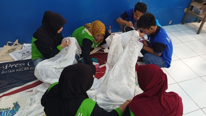 Sejumlah warga binaan di Rutan Kelas IIB Tanjung Redeb, Berau, Kalimantan Timur (Kaltim) menemukan kesibukan baru lewat kerajinan batik. Mereka belajar menggambar pola, hingga menghasilkan karya yang mulai dipasarkan.