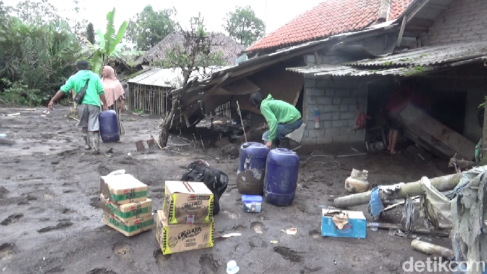 Warga mengais barang berharga di rumahnya yang tertimbun erupsi Gunung Semeru