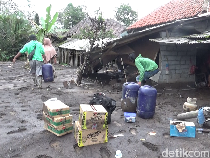 Warga Mengais Barang Berharga di Rumah yang Tertimbun Erupsi Semeru