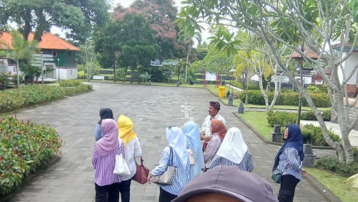 Wisatawan domestik yang diduga dipalak oleh pemandu wisata (guide) lokal saat mengunjungi Cagar Budaya Taman Narmada, di Kecamatan Narmada, Lombok Barat, NTB. (Foto: Dok. Rudy Lombok)