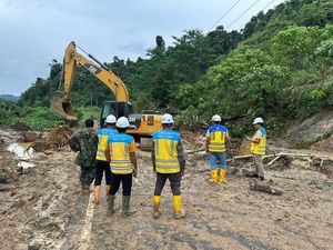Pemerintah Kerahkan Banyak Alat Berat Tangani Bajir & Longsor di Aceh-Sumbar