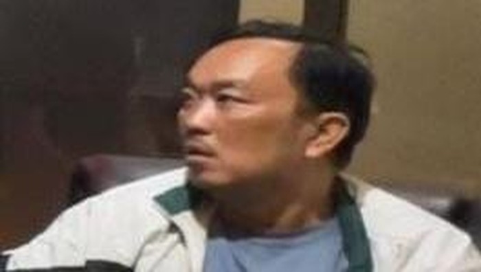 Alex Iskandar, ayah tiri keji yang menculik dan membunuh bocah Alvaro Kiano Nugroho.  Alex bunuh diri di ruang konseling Polres Metro Jaksel, pada Minggu (23/11/2025) usai ditetapkan sebagai tersangka atas kasus tersebut.