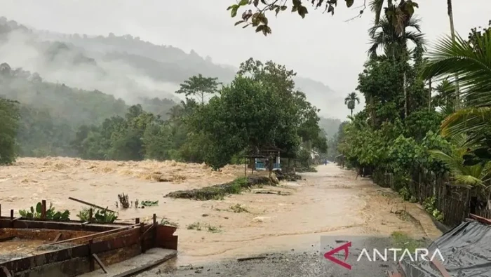 Aliran sungai meluap ke badan jalan dan permukiman wargha di Kecamatan Beutong Ateuh Banggalang, Kabupaten Nagan Raya, Provinsi Aceh. Hingga Jumat (28/11/2025) sebanyak 100 rumah warga di kawasan terpencil dan pedalaman setempat dilaporkan terendam banjir