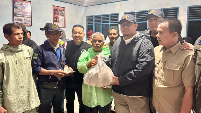 Andre Rosiade Salurkan Bantuan ke Korban Bencana Alam di Padang