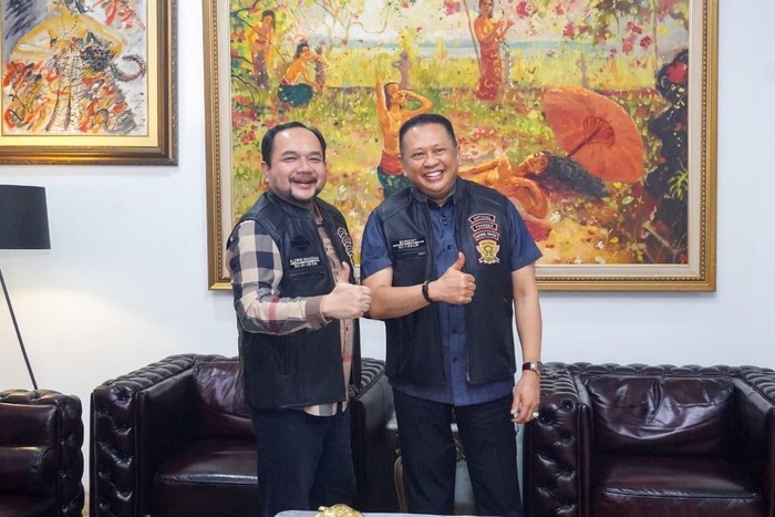 Anggota DPR RI sekaligus Ketua Umum Perkumpulan Pemilik Izin Khusus Senjata Api Bela Diri Indonesia (PERIKSHA) Bambang Soesatyo (Bamsoet) saat menerima Pengurus PERIKHSA Riders dan PERIKHSA Cigar Brotherhood di Jakarta, Kamis (27/11/25).