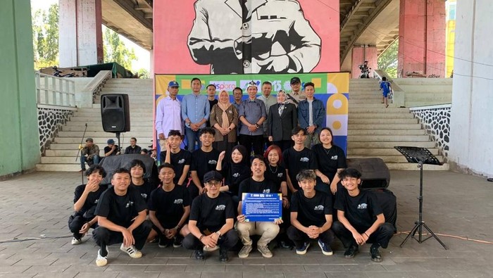 Anggota DPRD Kota Bandung Nina Fitriana Sutadi saat berfoto bersama para pemuda dalam sebuah acara beberapa waktu lalu