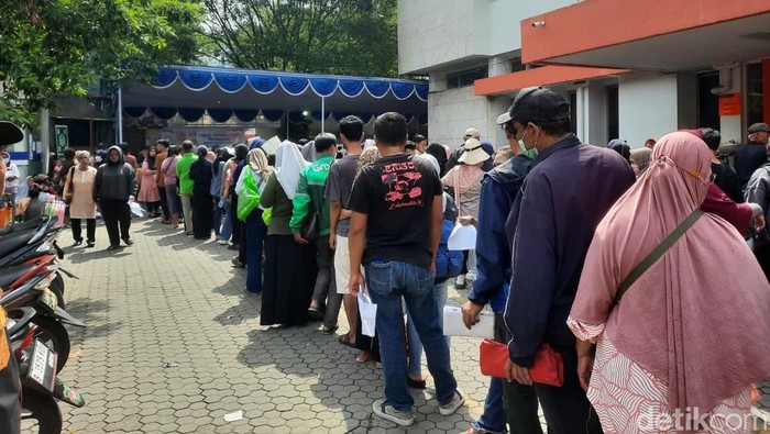 Antrean warga ambil BLT di Bekasi. (Rachma/detikcom)