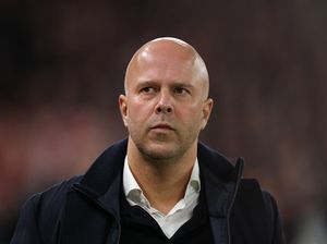 Arne Slot Heran, Pukul Wajah Kiper Sah di Liga Inggris!
