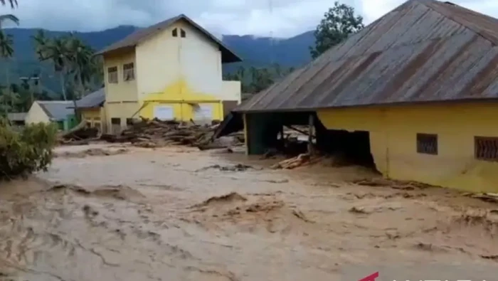 Bangunan Sekolah MTsN 4 Tapanuli Selatan hancur dihantam banjir bandang, Rabu (26/11/2025). Proses kegiatan belajar mengajar terhenti