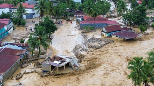 Foto udara limpahan banjir bandang di kawasan Pasar Baru, Padang, Sumatera Barat, Jumat (28/11/2025). Banjir bandang terjadi pada Jumat (28/11/2025) dini hari dan semakin meluas akibat jebolnya bendungan Gunung Nago di Pauh, sehingga mengakibatkan jembatan putus, sejumlah rumah rusak dan warga mengungsi. ANTARA FOTO/Iggoy el Fitra/sgd