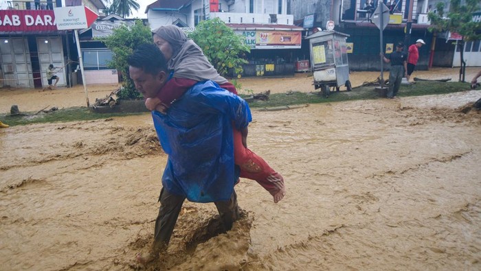 Foto udara limpahan banjir bandang di kawasan Pasar Baru, Padang, Sumatera Barat, Jumat (28/11/2025). Banjir bandang terjadi pada Jumat (28/11/2025) dini hari dan semakin meluas akibat jebolnya bendungan Gunung Nago di Pauh, sehingga mengakibatkan jembatan putus, sejumlah rumah rusak dan warga mengungsi. ANTARA FOTO/Iggoy el Fitra/sgd