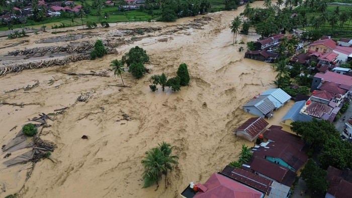 Foto udara limpahan banjir bandang di kawasan Pasar Baru, Padang, Sumatera Barat, Jumat (28/11/2025). Banjir bandang terjadi pada Jumat (28/11/2025) dini hari dan semakin meluas akibat jebolnya bendungan Gunung Nago di Pauh, sehingga mengakibatkan jembatan putus, sejumlah rumah rusak dan warga mengungsi. ANTARA FOTO/Iggoy el Fitra/sgd